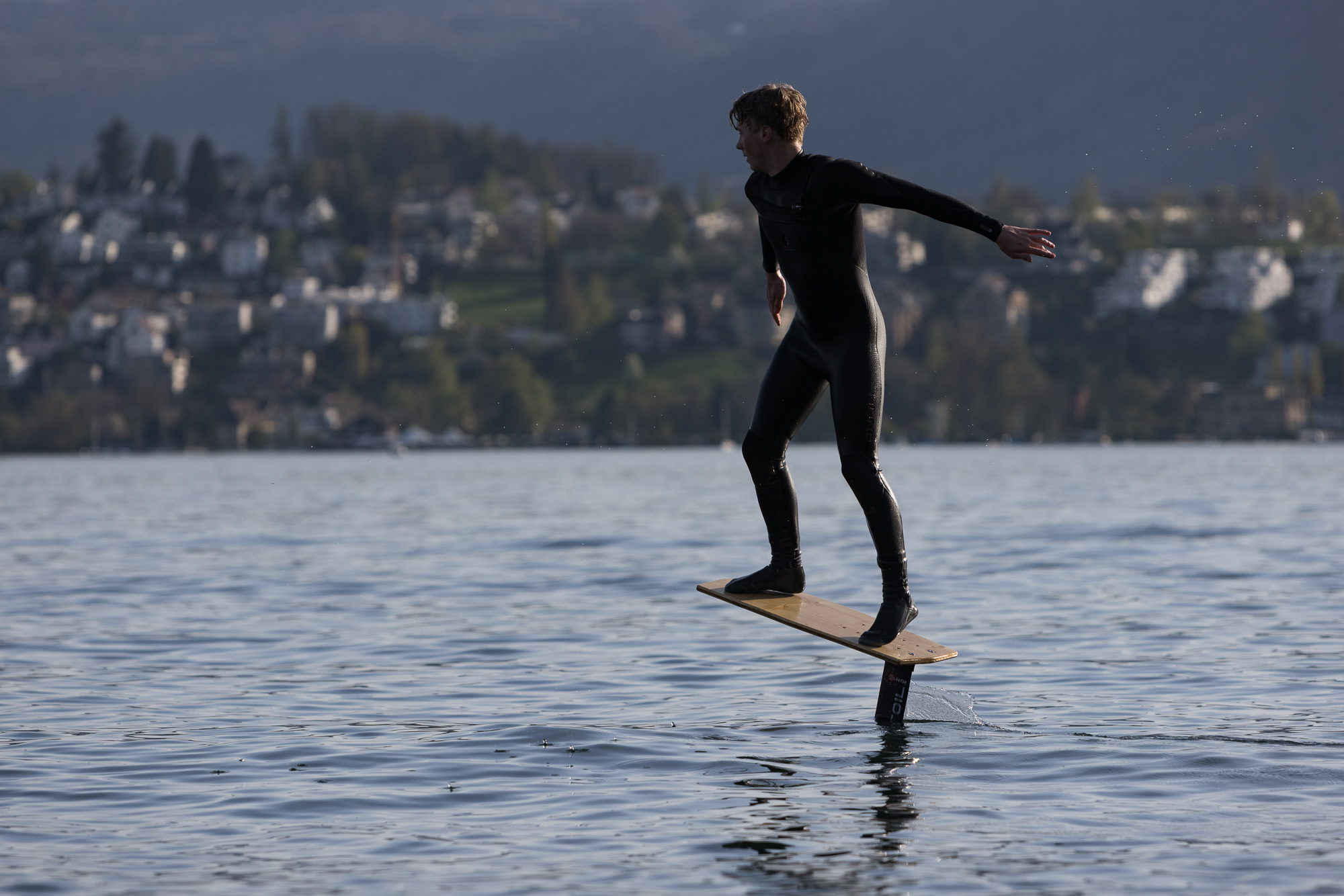 Linus auf dem DIY-Board Bild: Michelle Brügger (szenemagazin.ch)