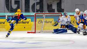 Der EHC Kloten gr&uuml;sst von der Tabellenspitze der NL