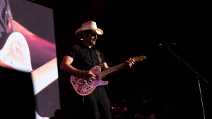 B&uuml;hne frei f&uuml;r Brad Paisley in The Hall