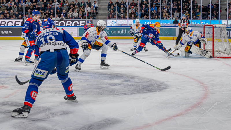 Dank des Hattricks von Derek Grant gelingt dem ZSC ein Start nach Mass