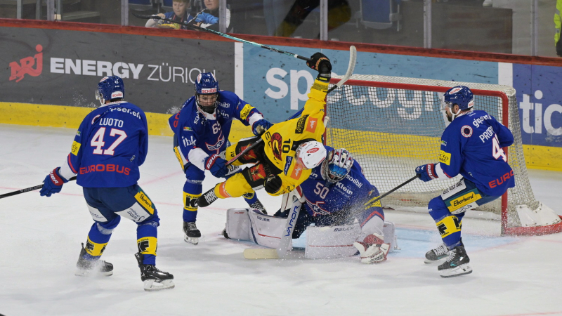 Der SC Bern nutzt die Klotener Unachtsamkeiten eiskalt aus