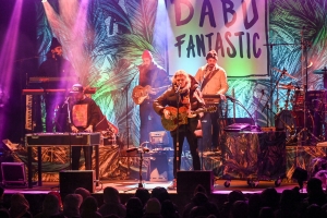 Dabu Fantastic bringen trotz Regen und K&auml;lte Stimmung in den Zauberpark