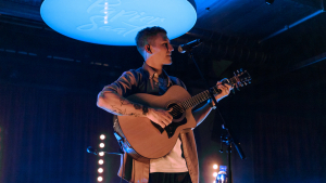 Nathan Evans bringt Stimmung in den Papiersaal