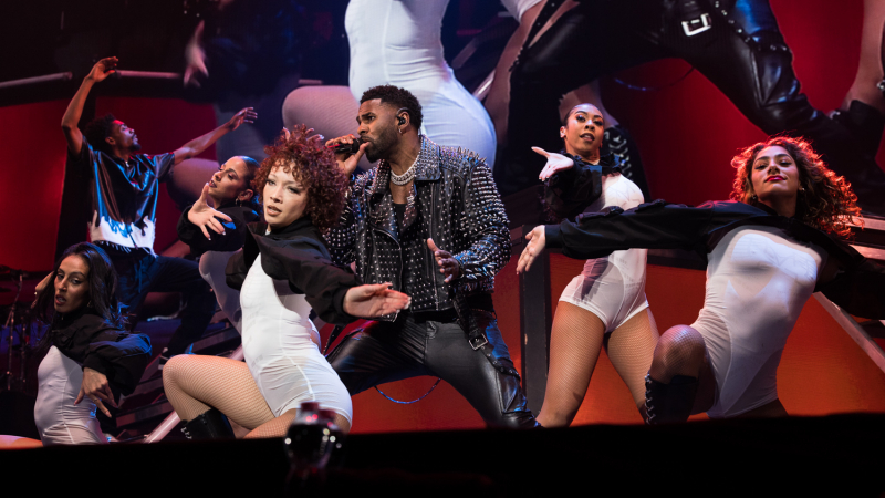 Jason Derulo bringt die Menge mit wenig zum Kreischen