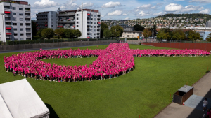 300 Meter Zusammenhalt &ndash; Z&uuml;rich tr&auml;gt Pink